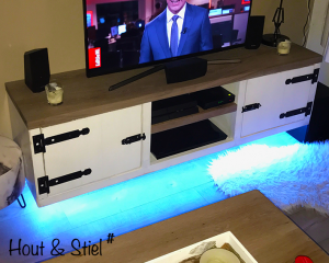 Tv-meubel gemaakt van eikenhout en steigerhout white wash met licht