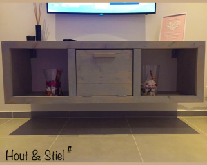 Tv-meubel met klapdeurtje van nieuw steigerhout behandeld met grey wash