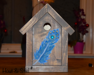 Vogelhuisje gemaakt van nieuw steigerhout behandeld met grey wash en beschilderd met blauwe veer