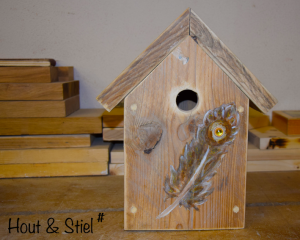Mooi vogelhuisje van oud steigerhout met beschildering