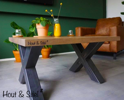 Industriële salontafel close up Industriële salontafel X-poot